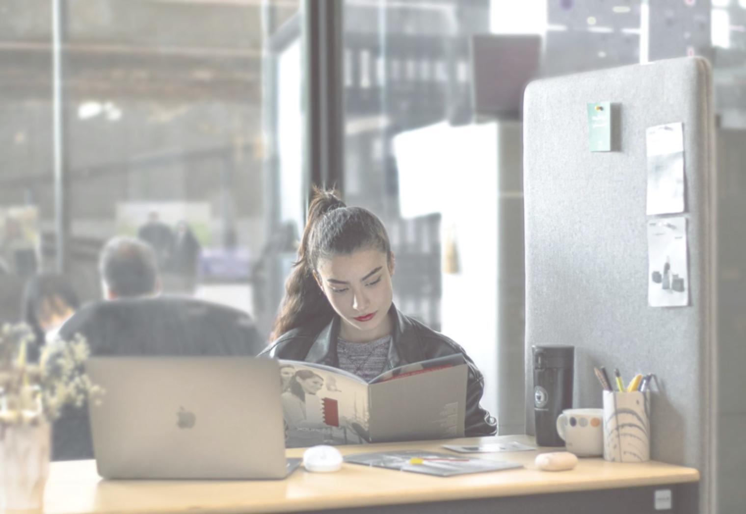 Grupo de estudiantes trabajando en análisis colaborativo de datos financieros